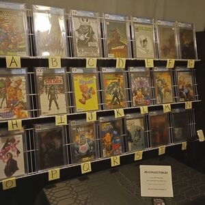 DC Comics Key & Card Holder - Black and White